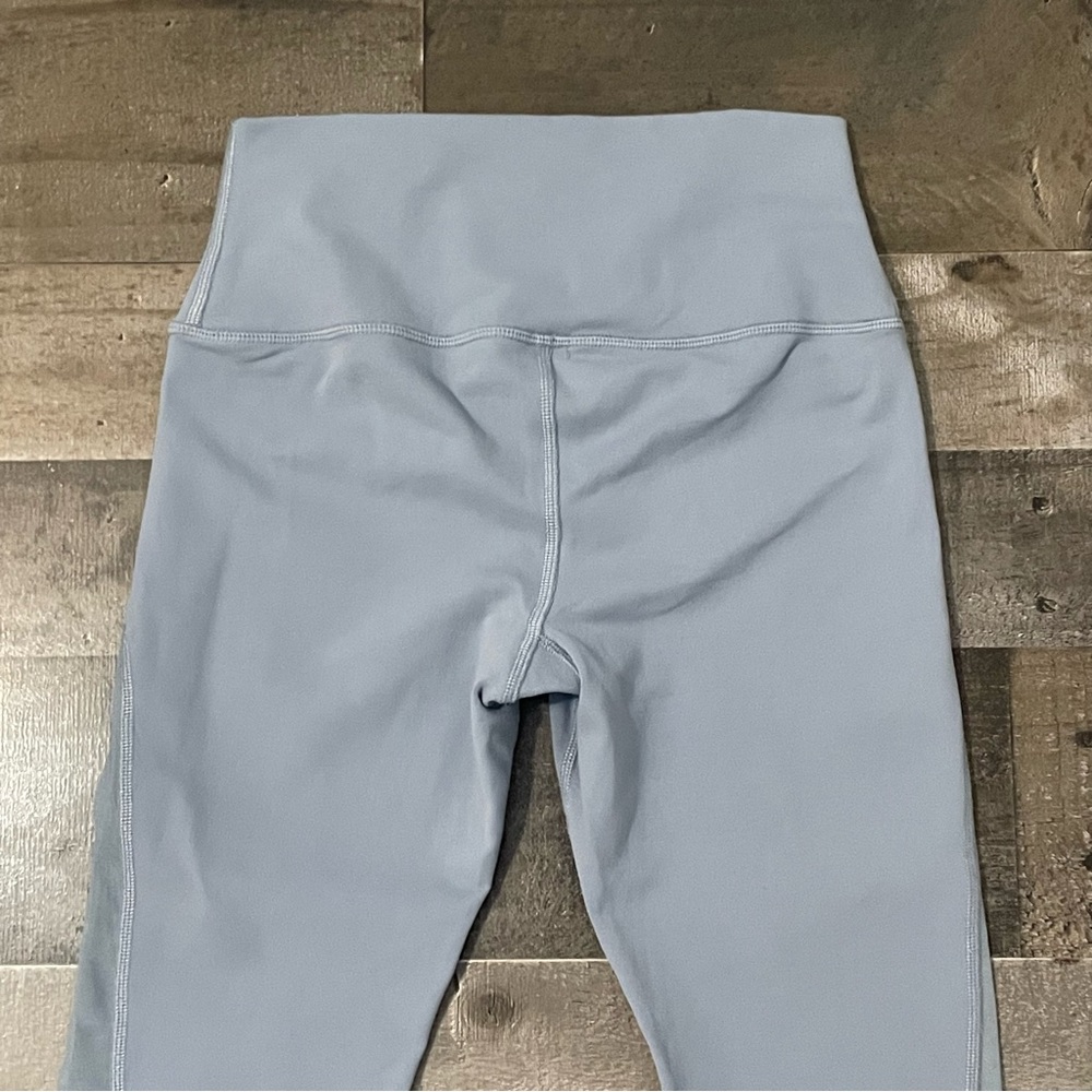 Alo Yoga Coast Capri Leggings High Waist Mesh Cropped Women’s size S Blue Haze - Picture 7 of 12